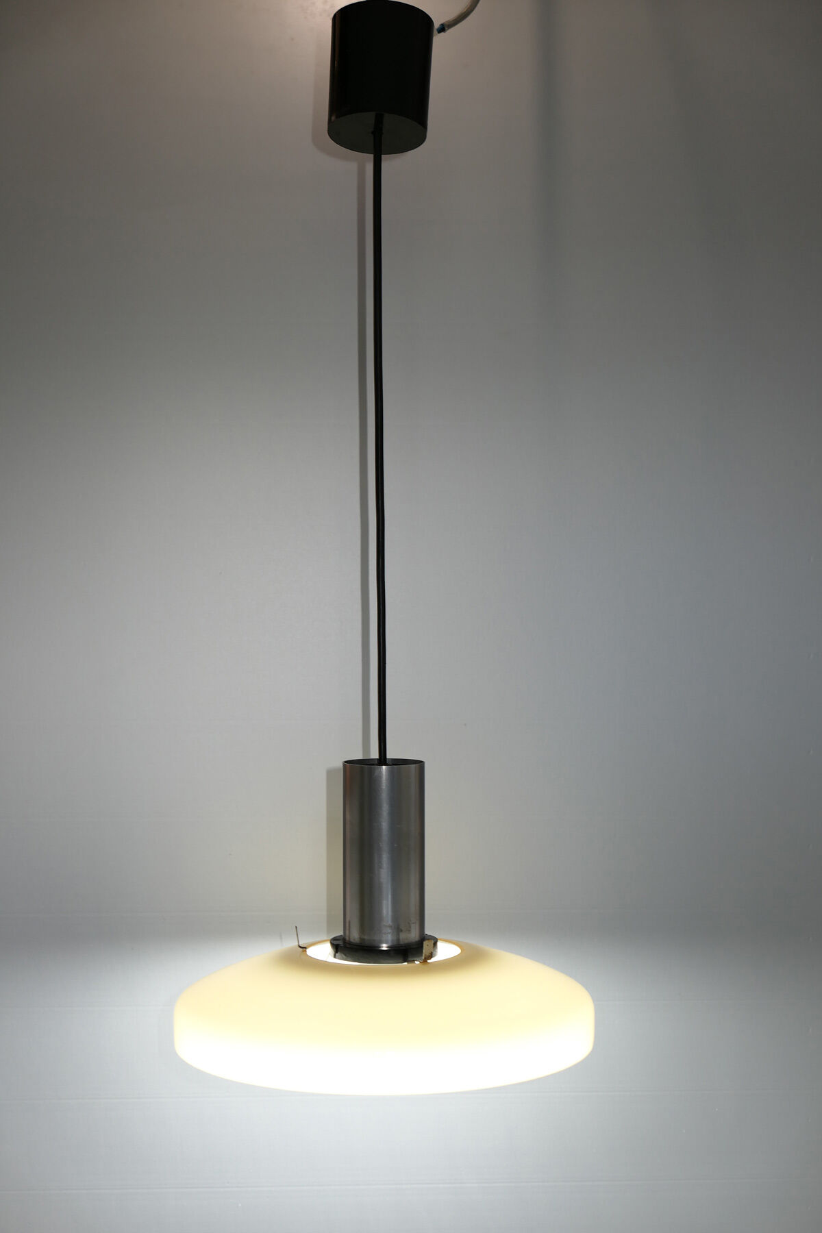 Suspension vintage avec abat-jour en verre opalin beige années 60-70