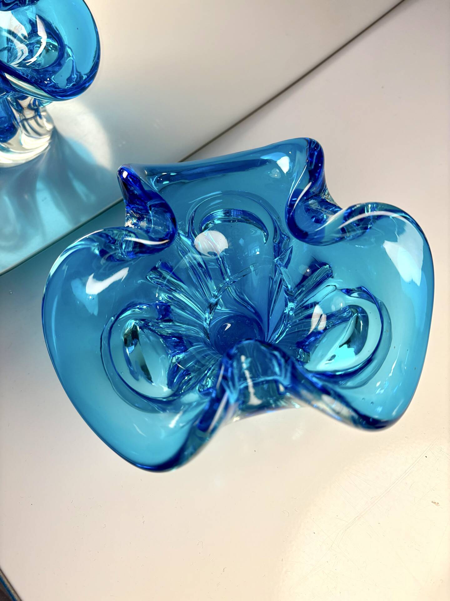 Cendrier sculptural en verre soufflé bleu 1960-1970