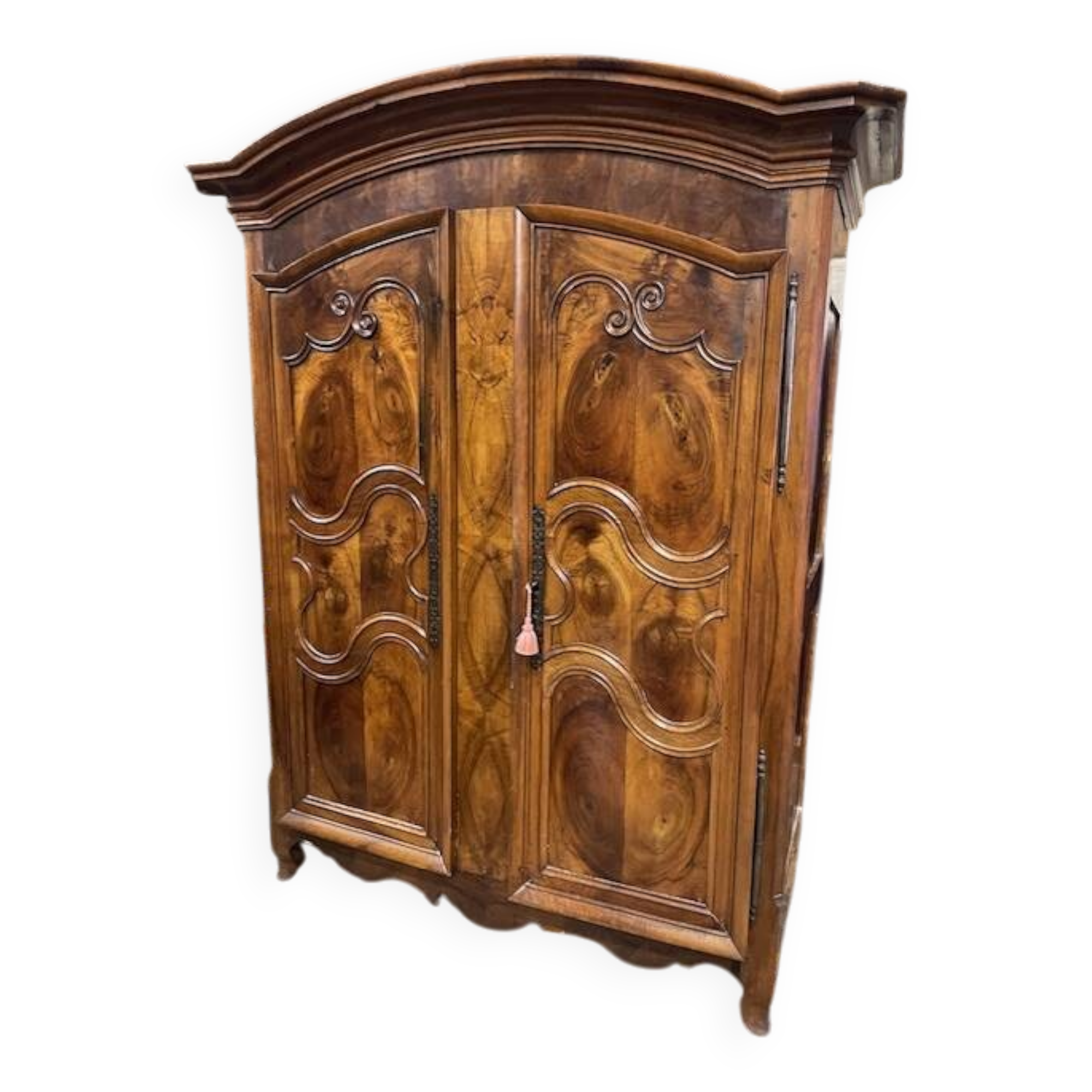 armoire noyer chapeau de gendarme