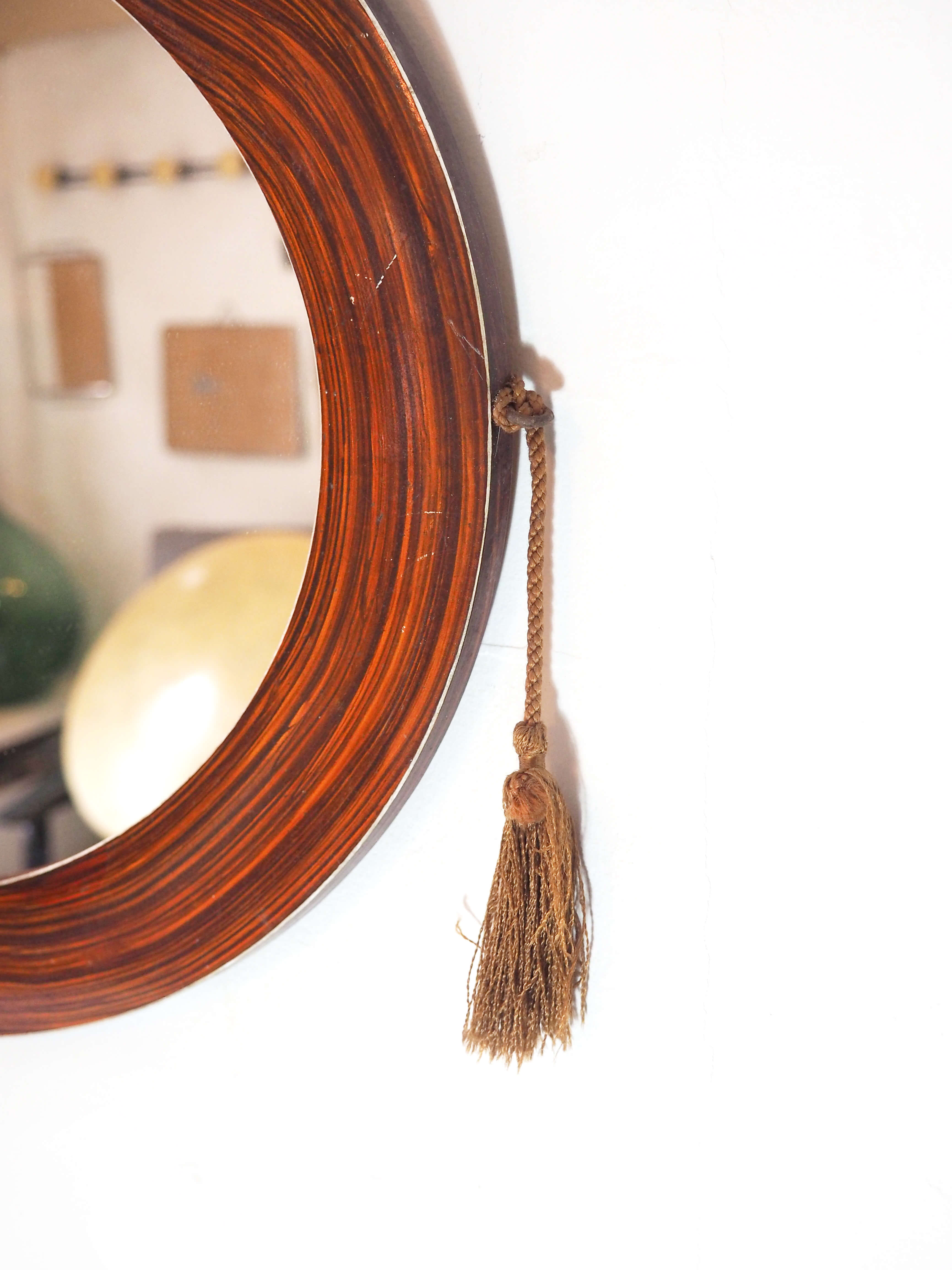 Miroir ovale à pompons