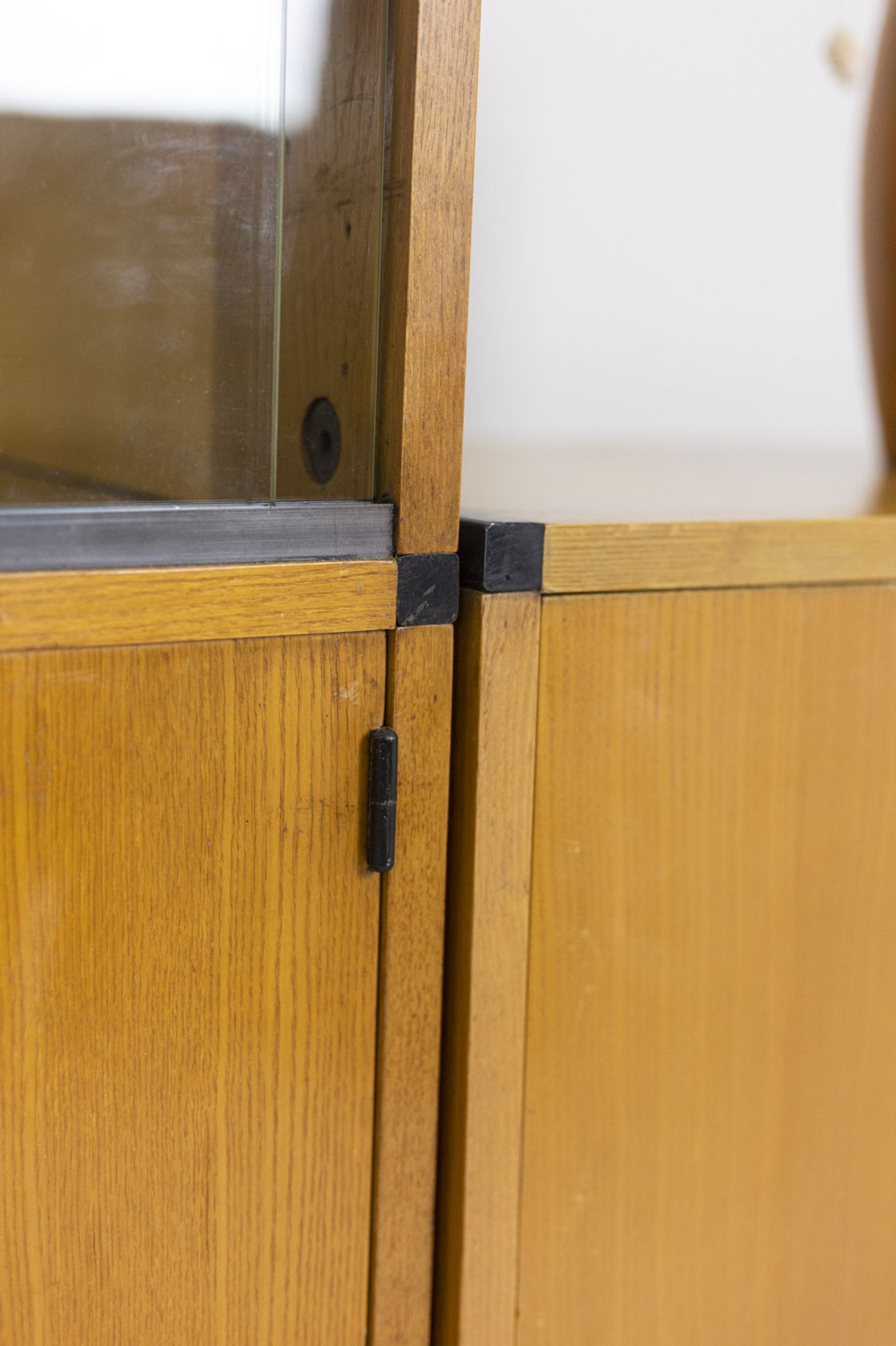 Oak and metal bookcase  design ARP (Motte Guariche Mortier), edition Minvielle 1960