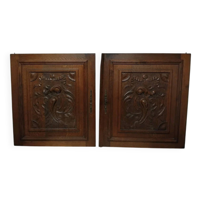 Paire d'anciennes portes en bois chêne sculpté