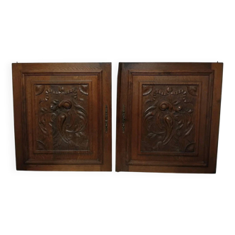 Paire d'anciennes portes en bois chêne sculpté