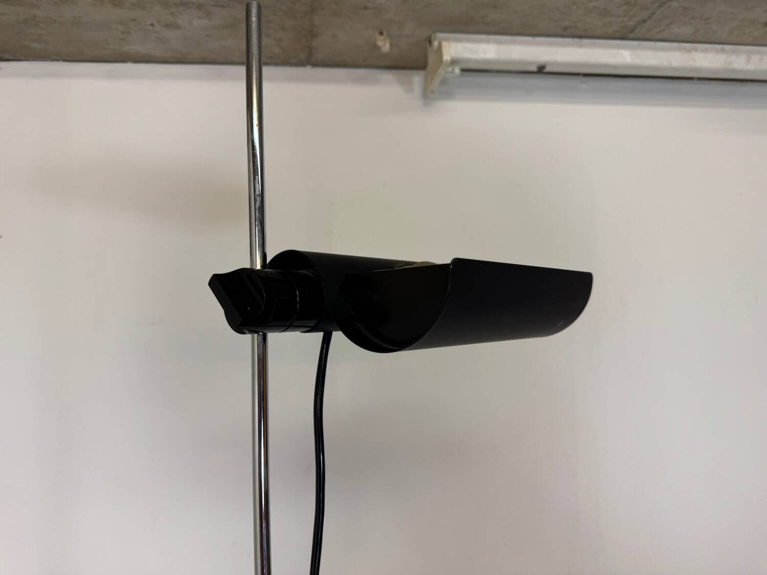 Italian Design Architonic Oluce DIM 333 floor lamp by Vico Magistretti