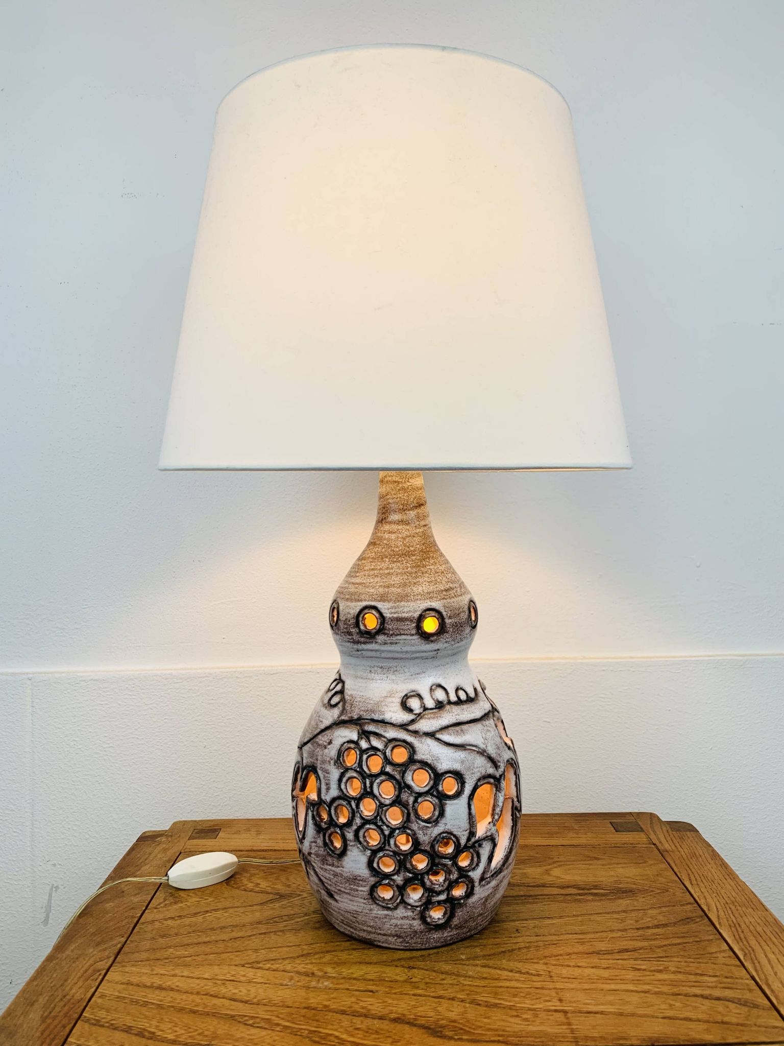 Lampe céramique ajourée, feuilles de vignes, années 60