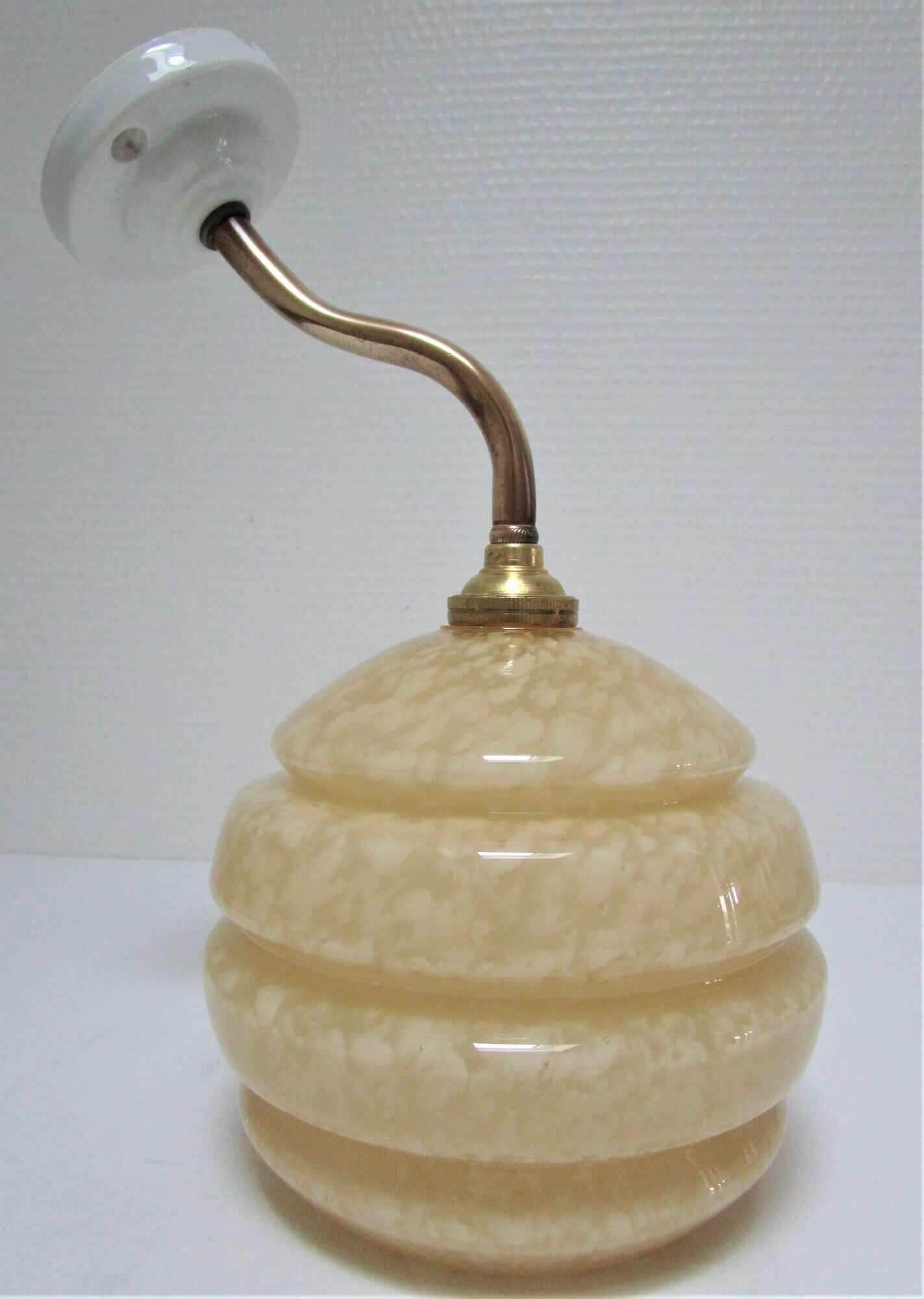 Applique porcelaine laiton et verre de Clichy jaune vanille