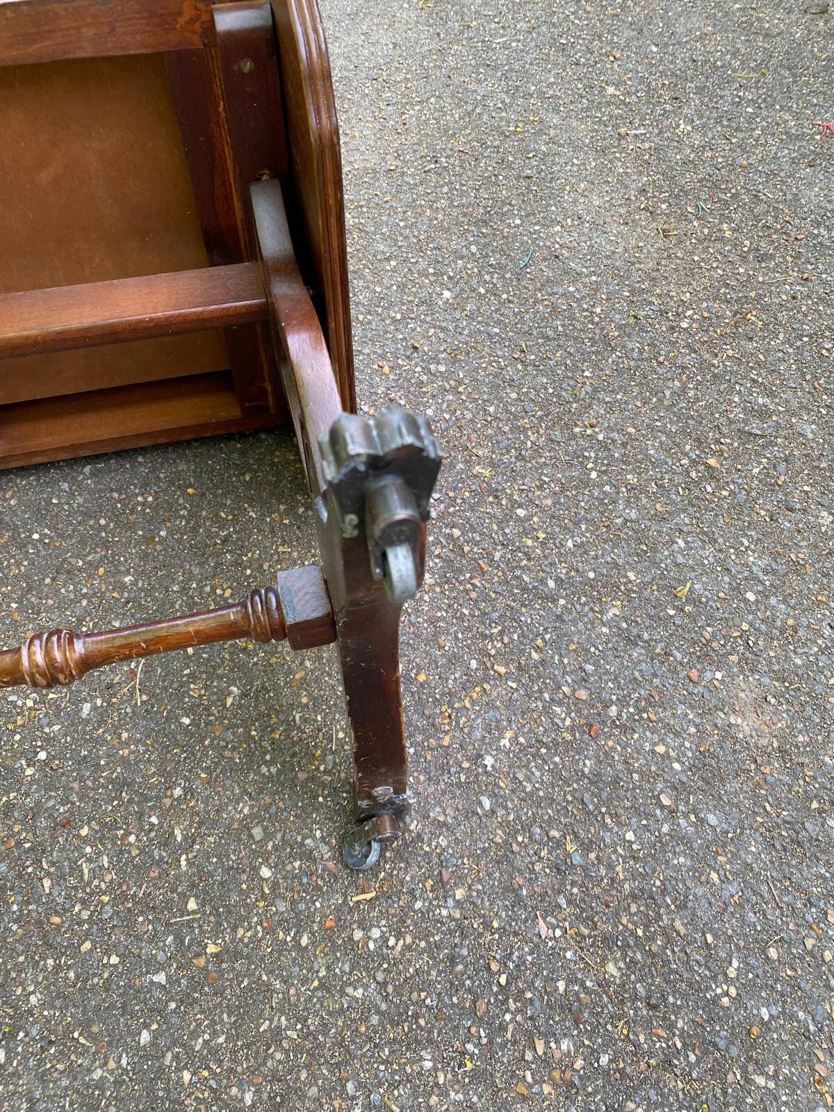 Victorian English extendable coffee table made of solid mahogany and leather.