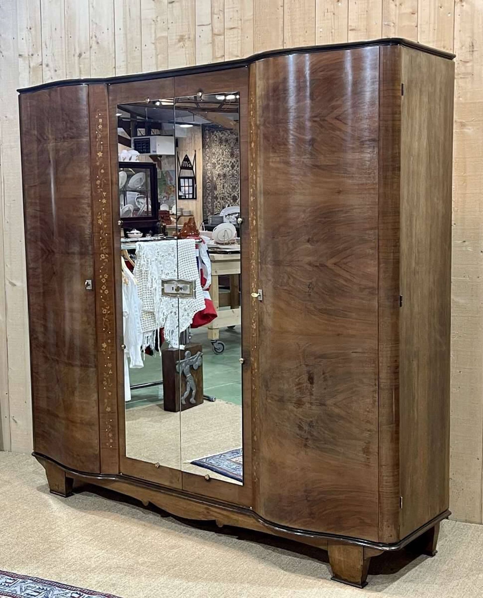 Art Deco bedroom wardrobe in walnut burl, made in the 1940s