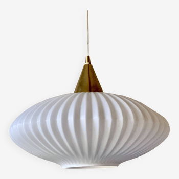 Grande suspension scandinave en opaline striée et laiton années 60