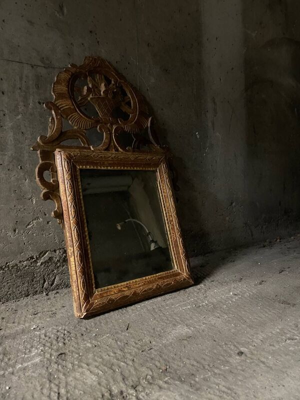 Art populaire, miroir doré style Louis XVI époque XVIII