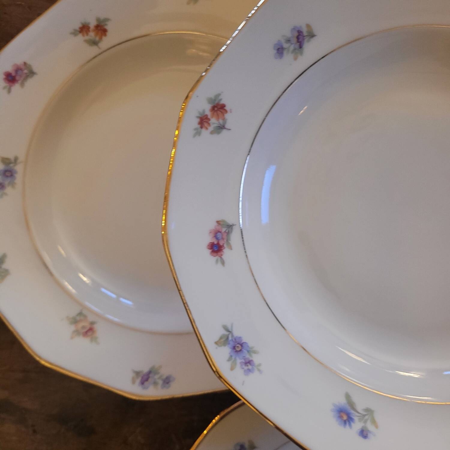Porcelain soup plates - Decorated with small flowers and a gold rim