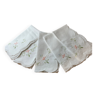 Cinq serviettes de table en coton et broder à la main