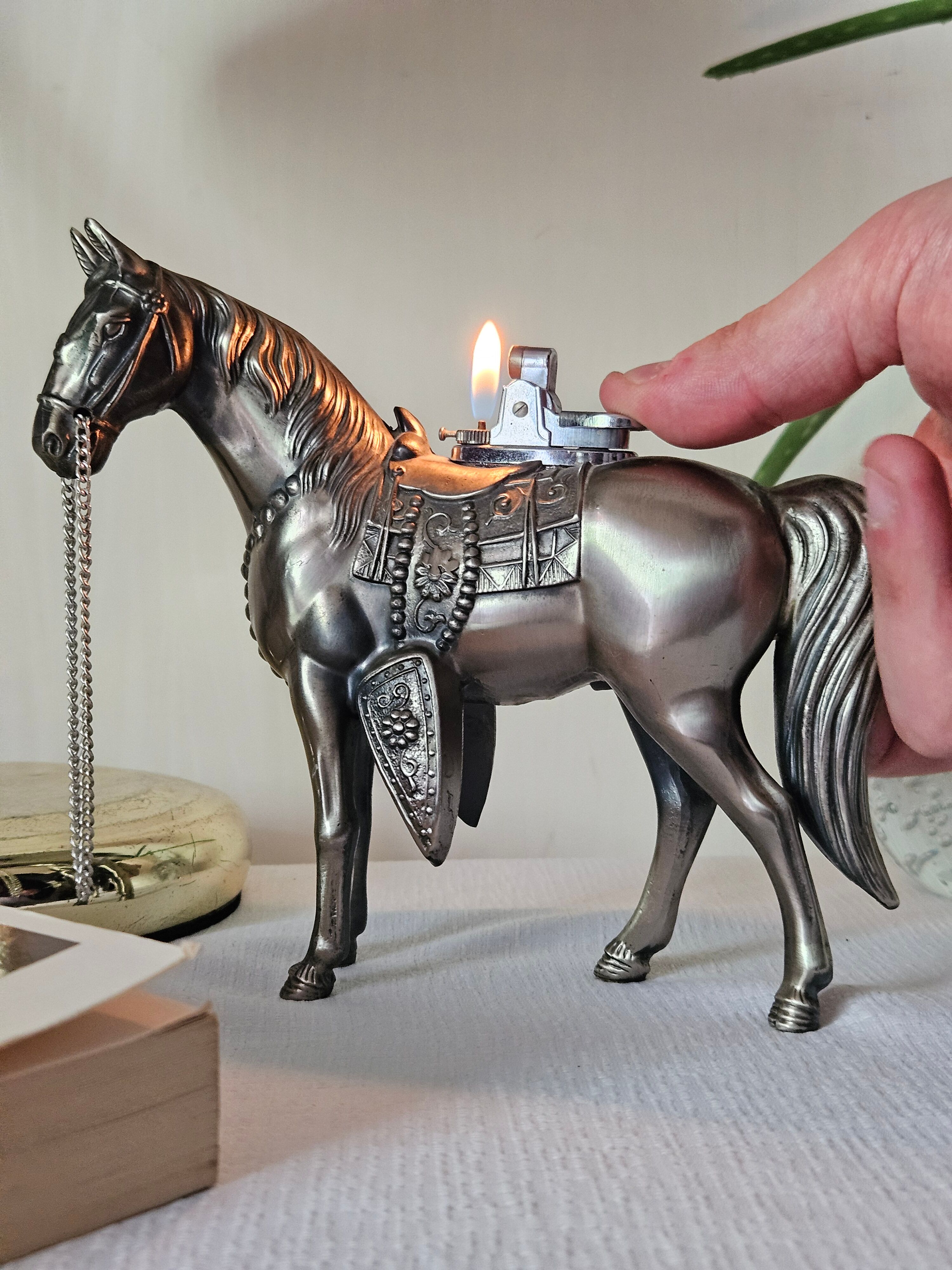 Decorative horse table lighter