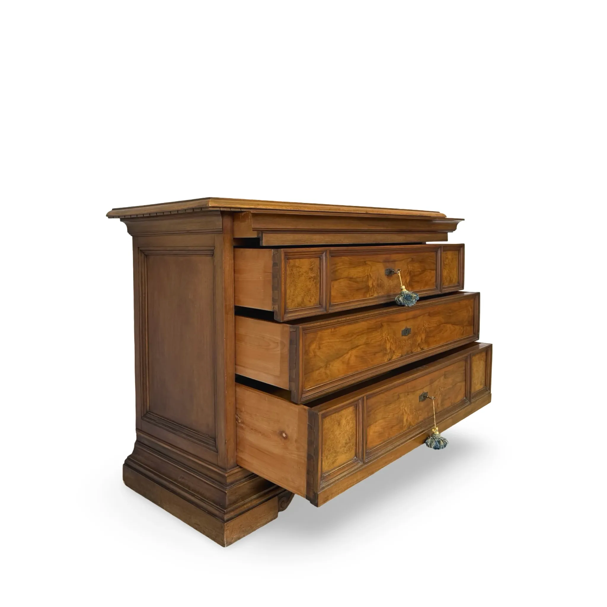 Elegant antique Italian chest of drawers, dating from the 20th century