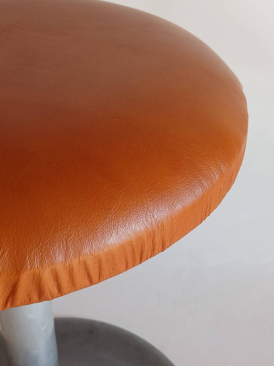 Tabouret pied tulipe à vis,  aluminium et cuir