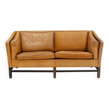 Two-seater caramel brown leather sofa The Moderns