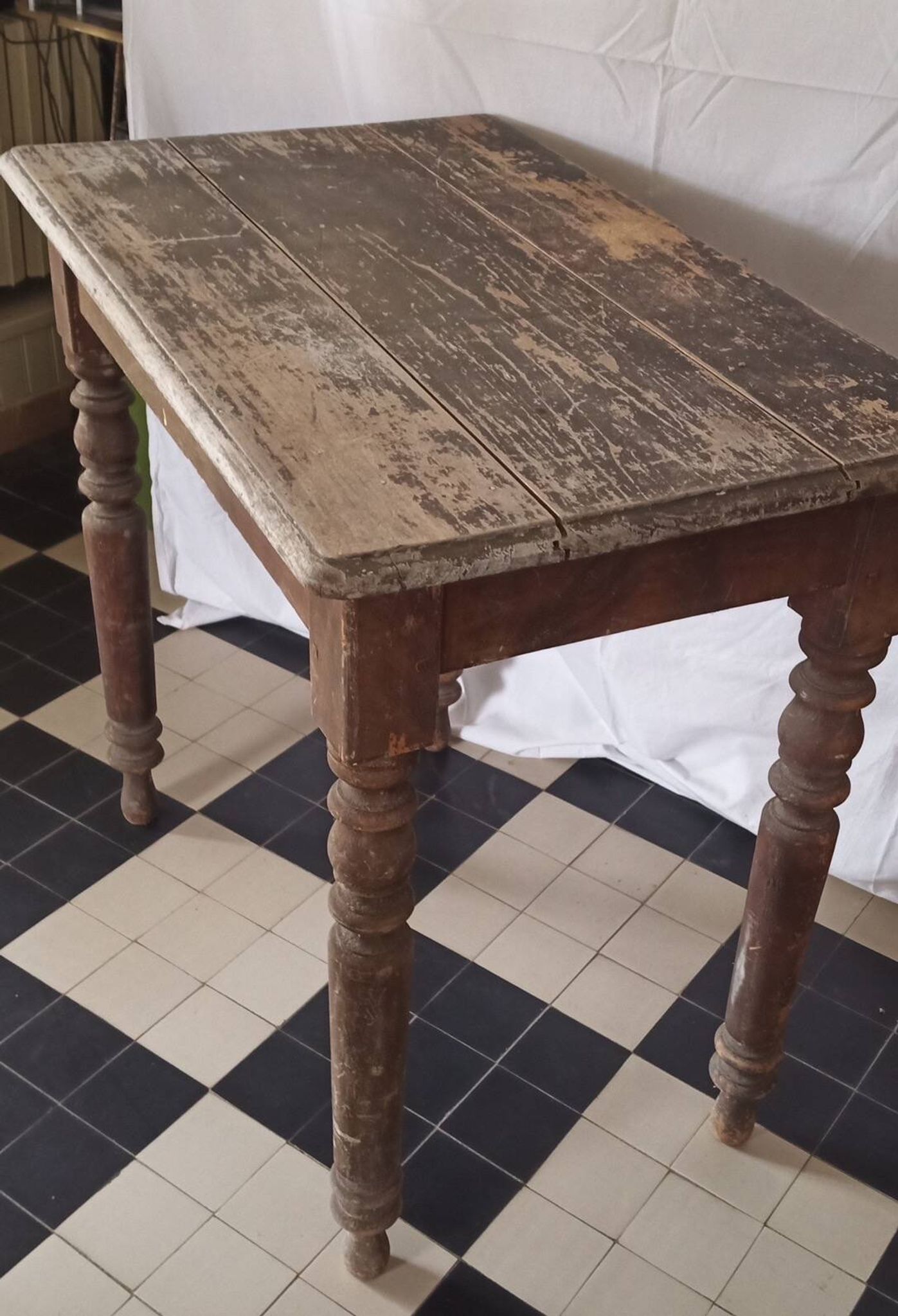 Table with turned legs