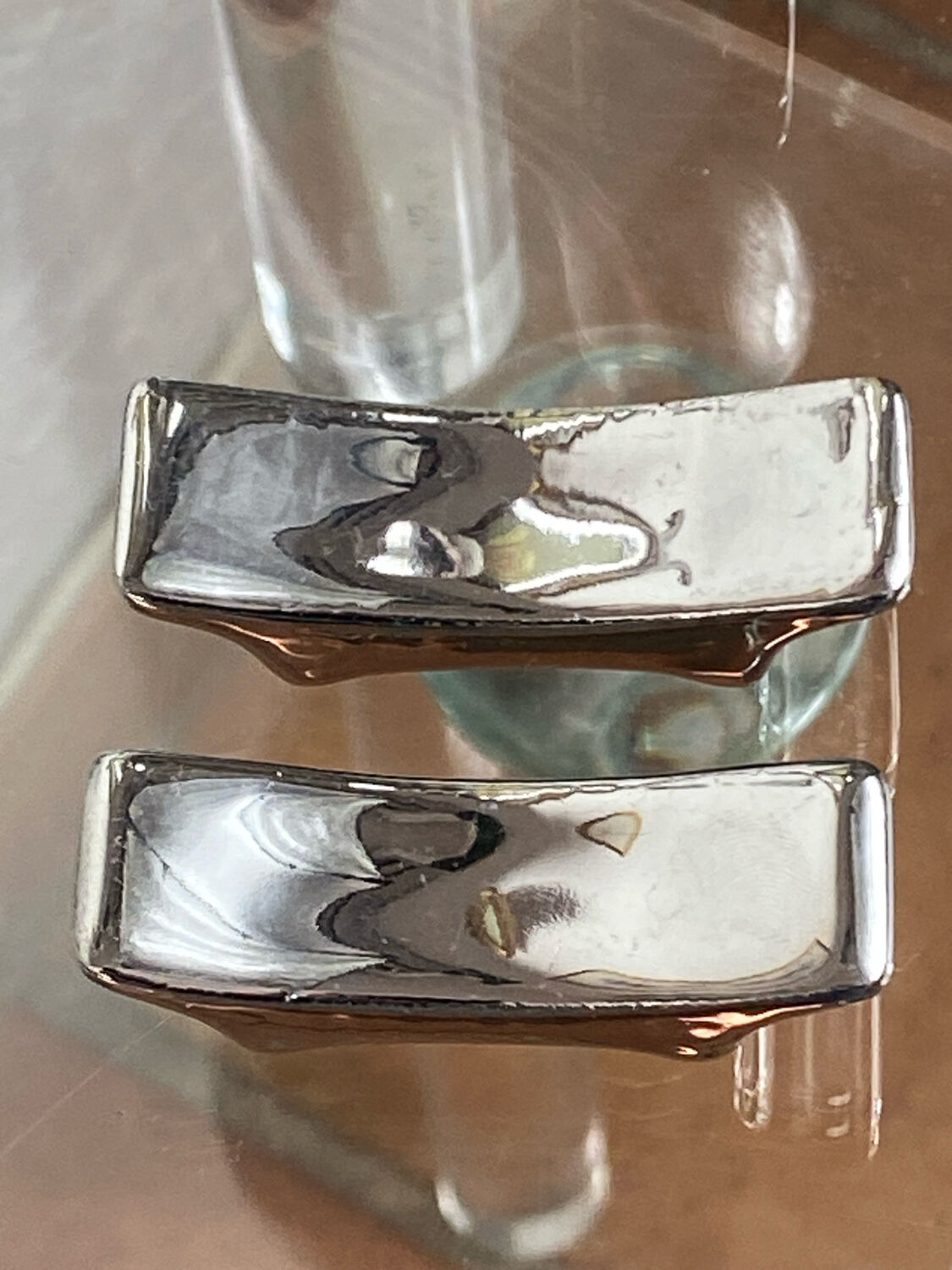 Silver ceramic knife rest