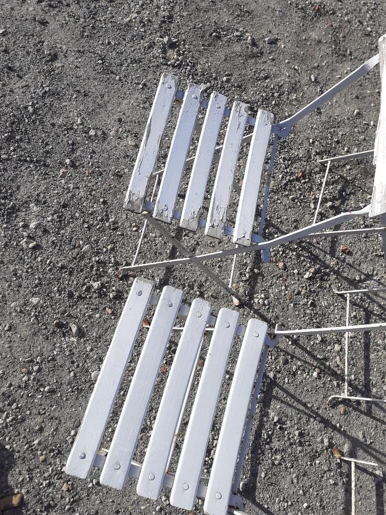 Lot of 5 white folding garden chairs