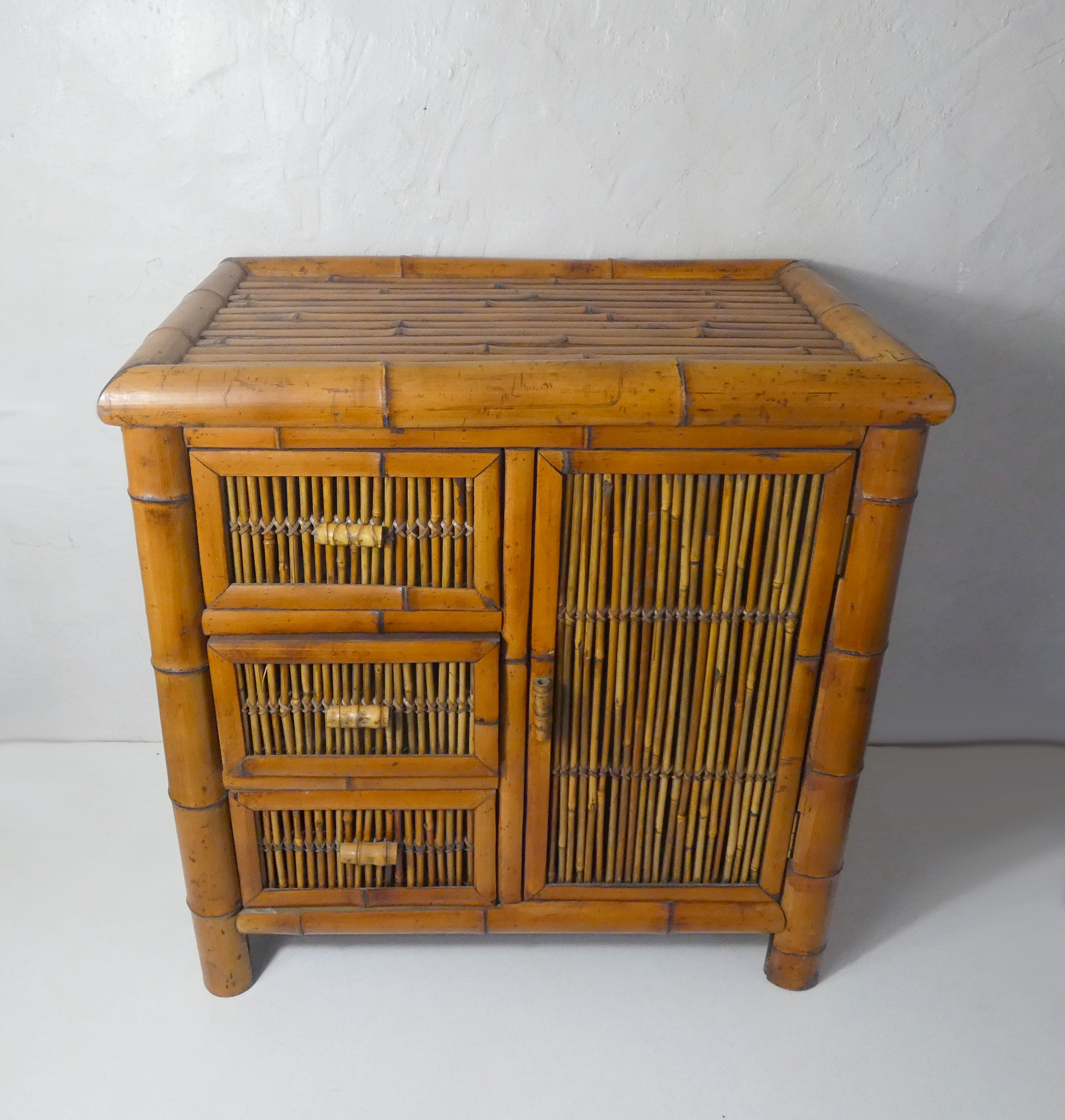 Meuble d'appoint chiffonnier en rotin bambou ethnique vintage