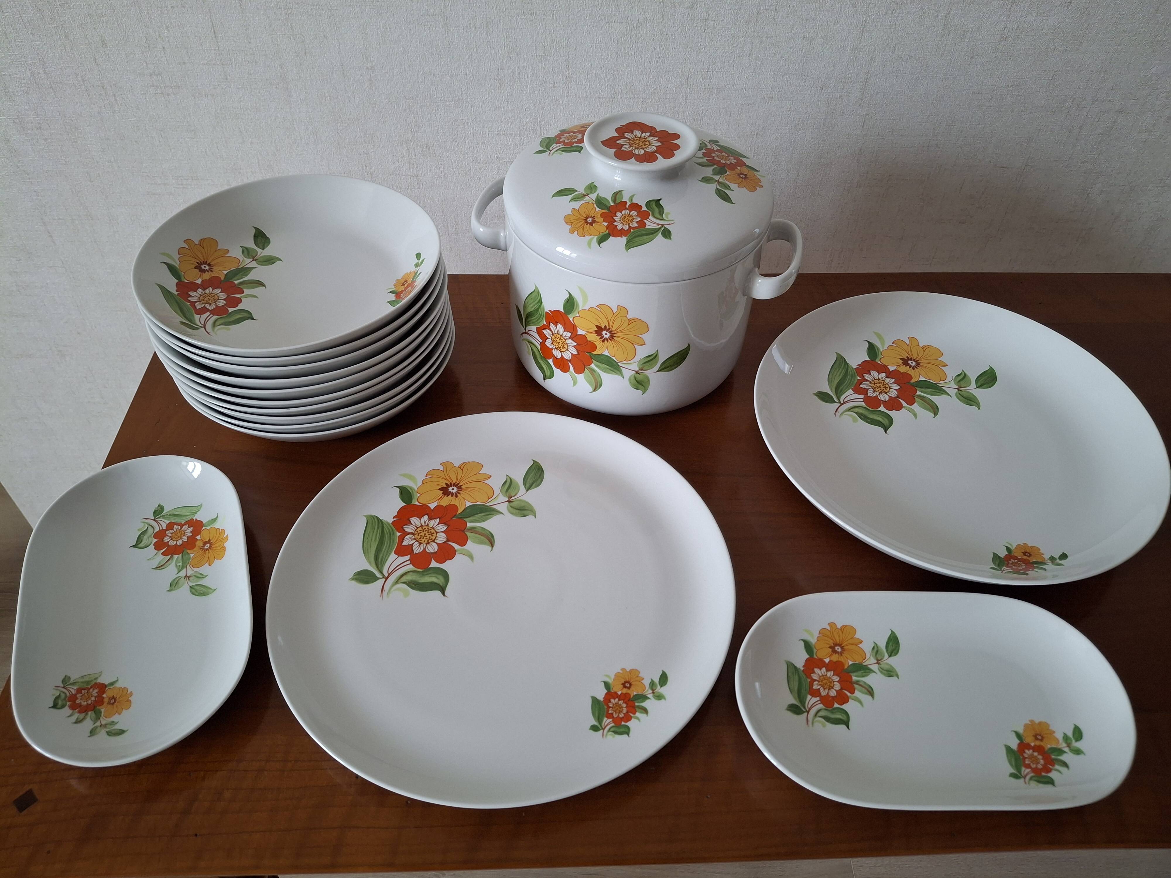 Vintage table service in Italian porcelain "Royal" with floral decoration.