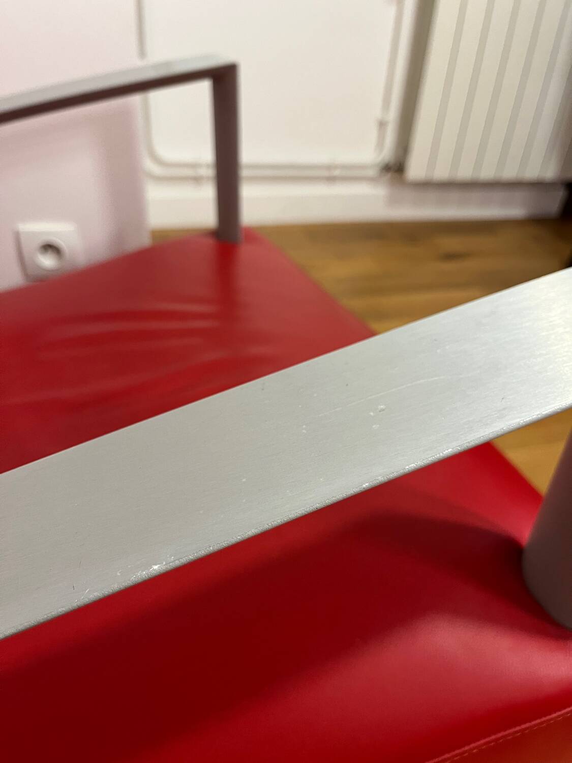 Rocking-chair en cuir rouge ligne roset