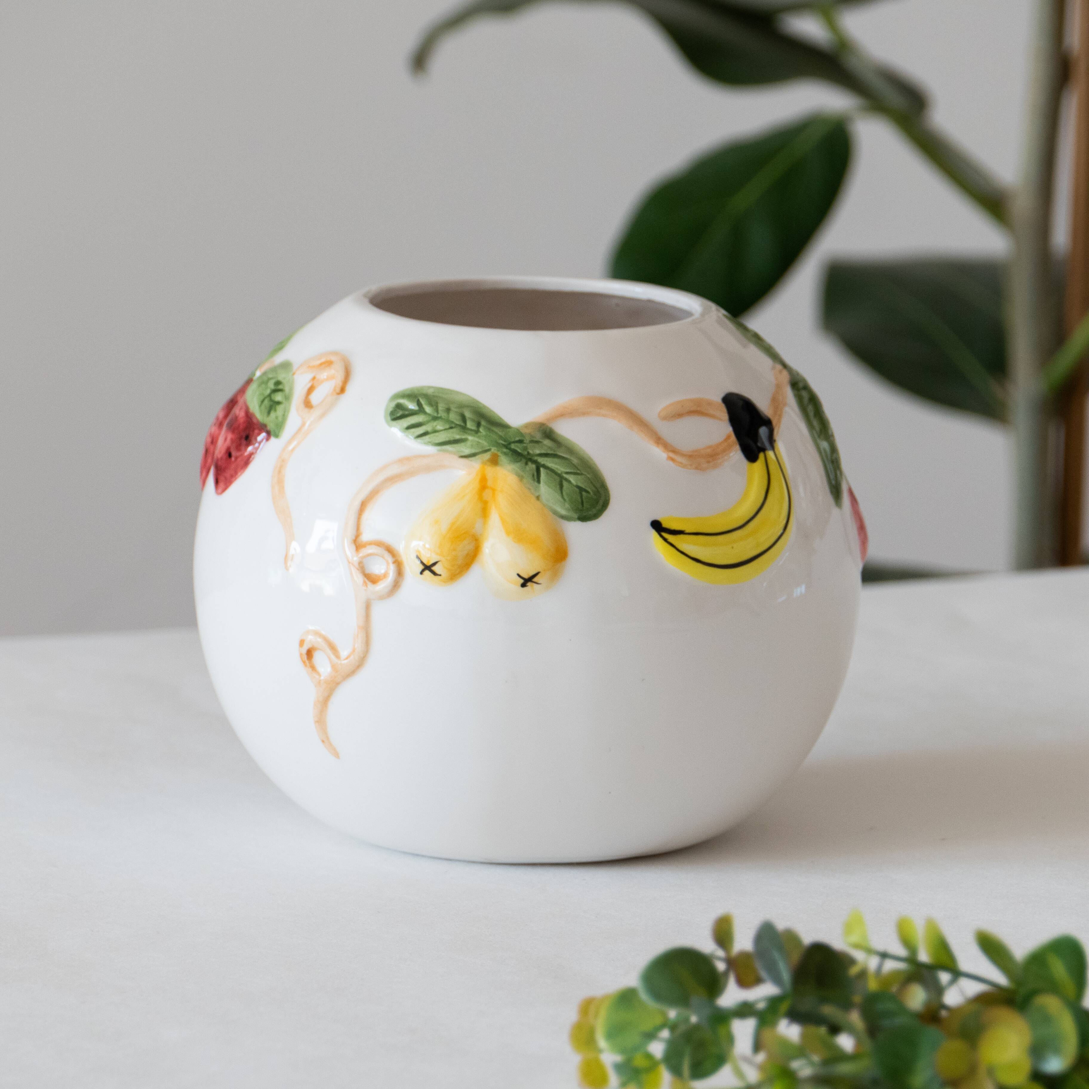 Vase boule vintage en relief barbotine fruits