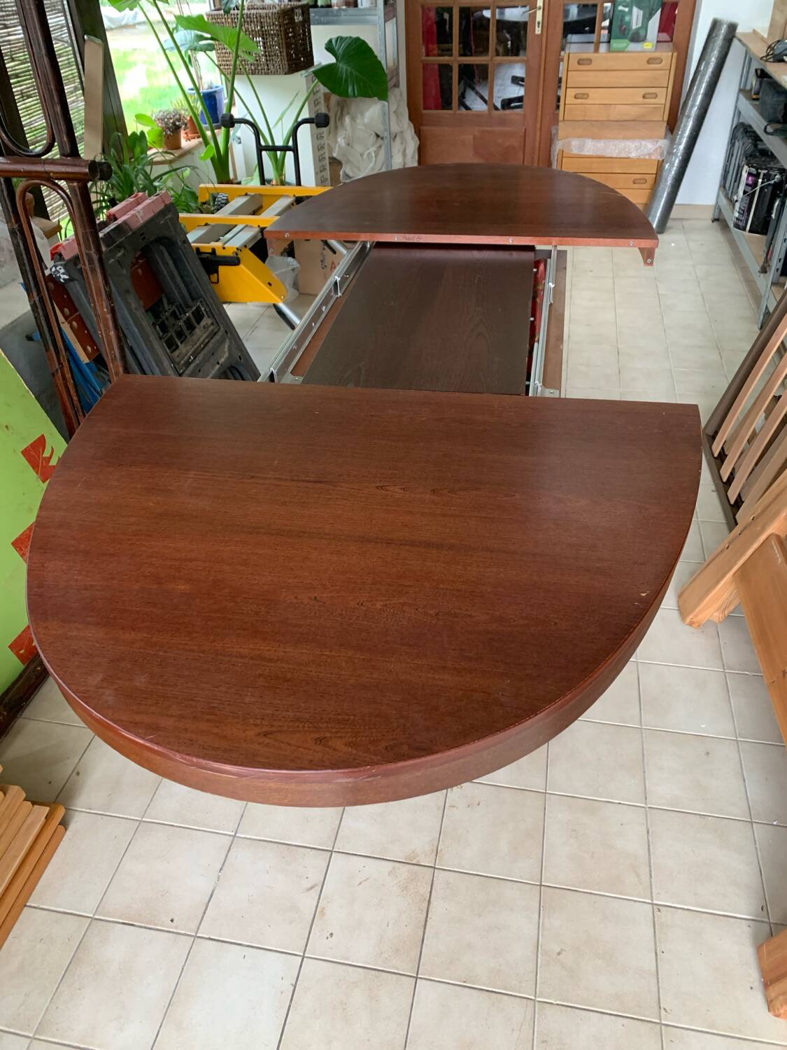 Baumann oval table with extensions