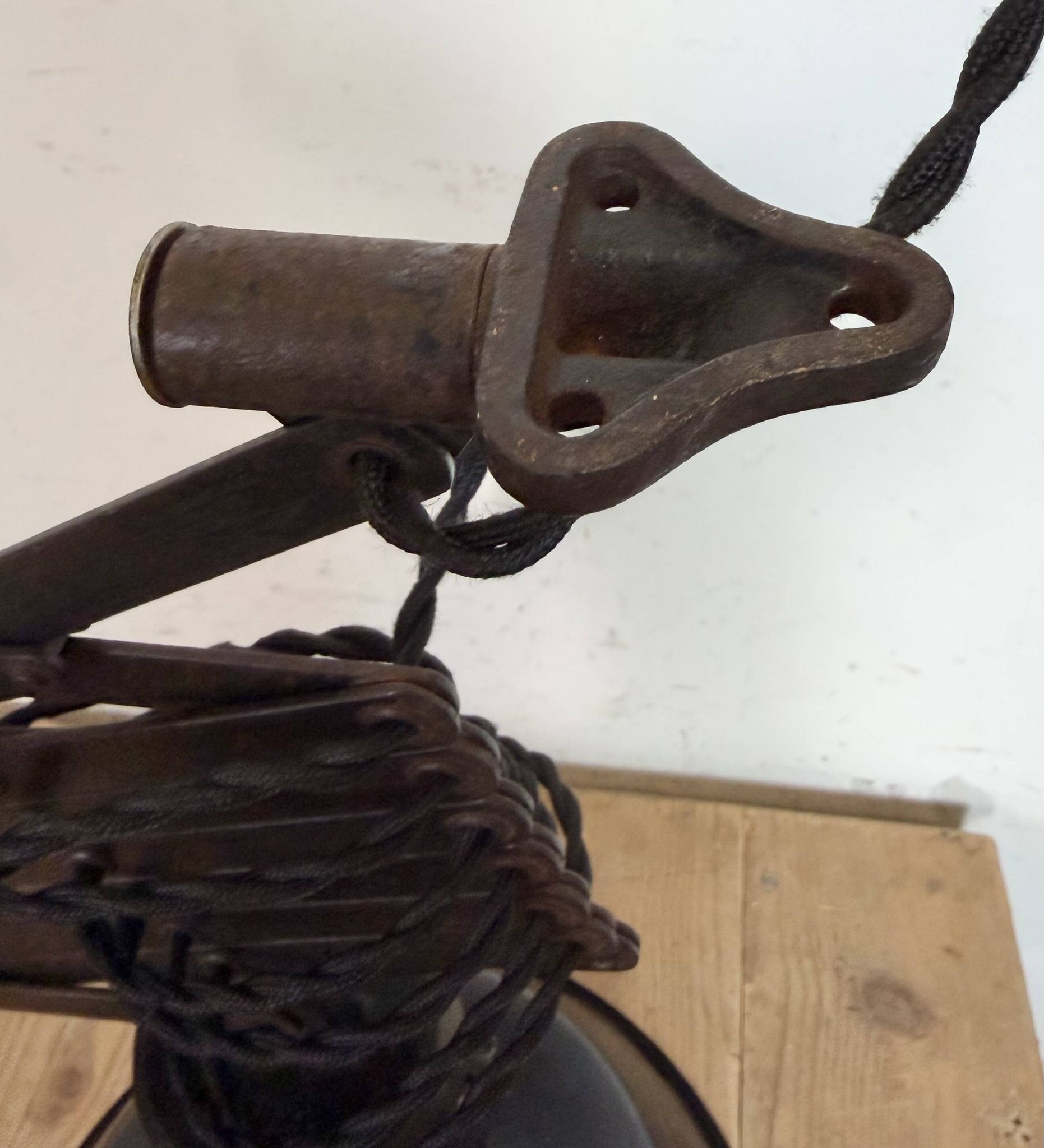 Lampe de plafond industrielle en émail noir à forme de ciseaux, années 1930