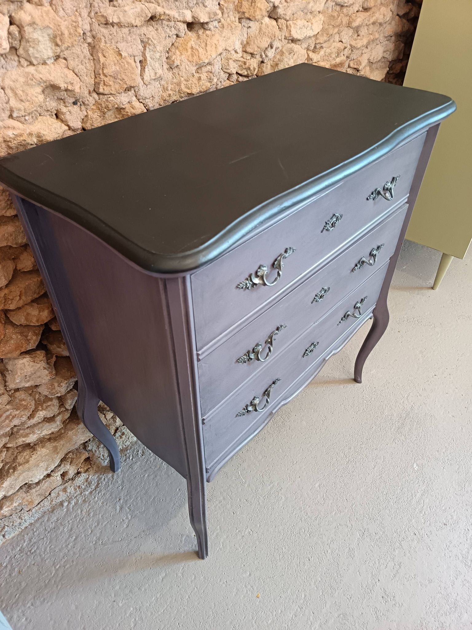 Classic commode with a violet patina.