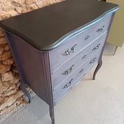 Classic commode with a violet patina.