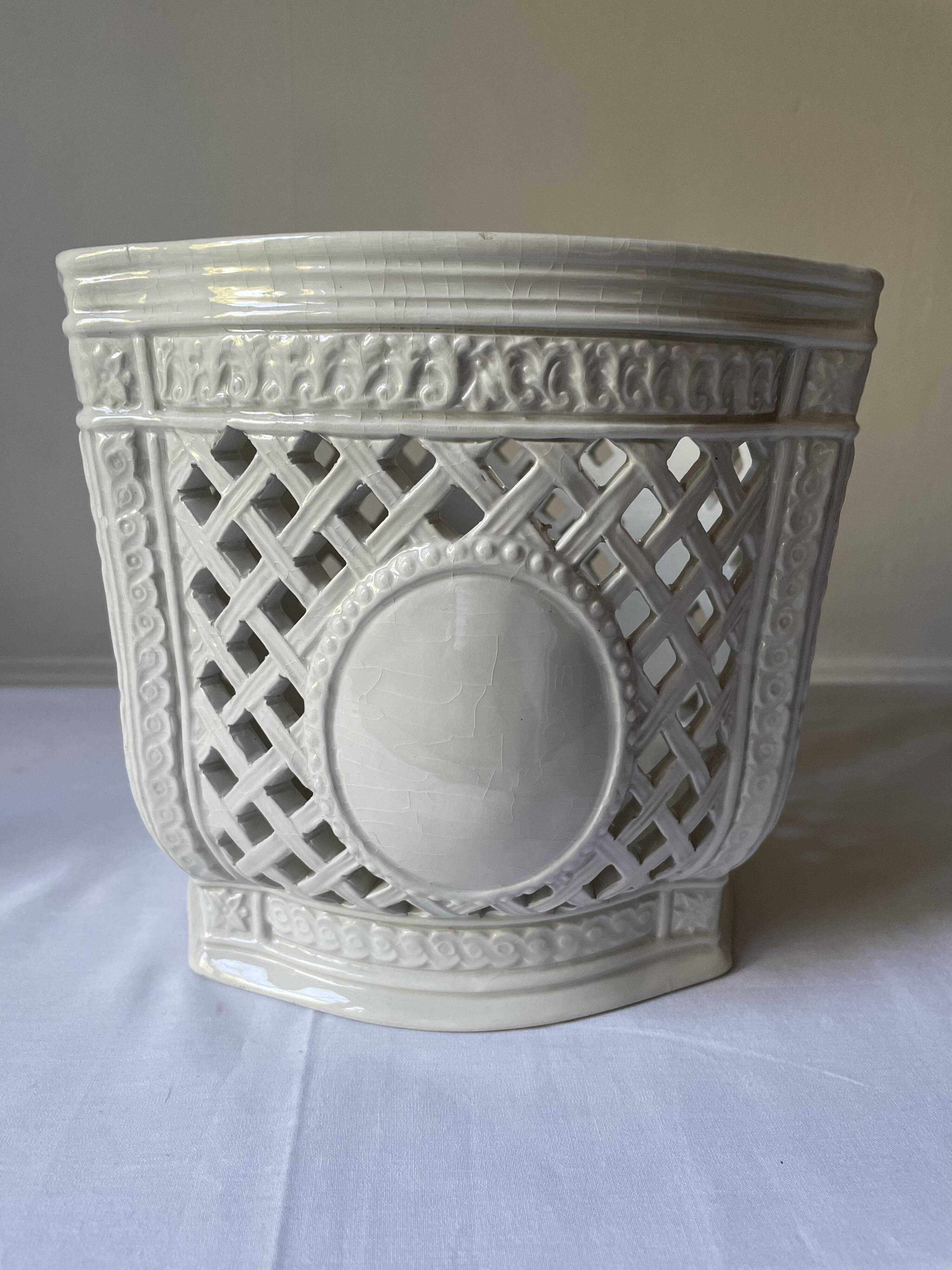 Reticulated pot cover in Italian porcelain