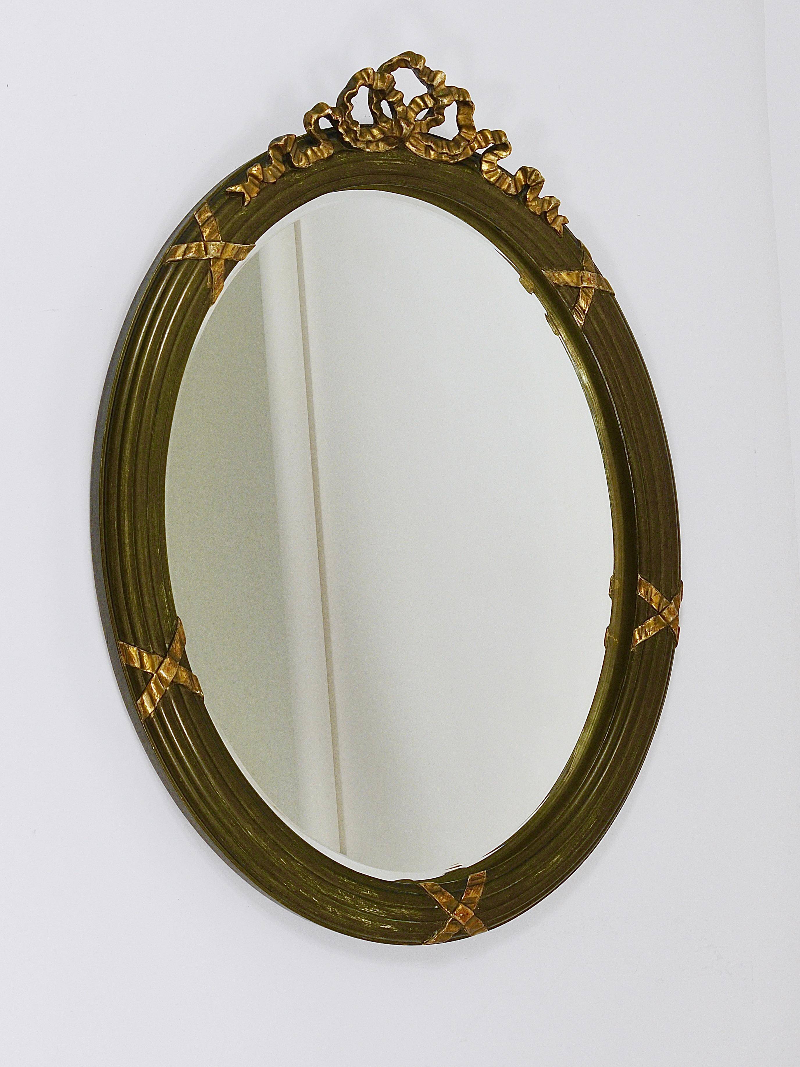 Faceted wall mirror in neoclassical Gustavian style, oval, in gilded wood, Italy, 1900s.