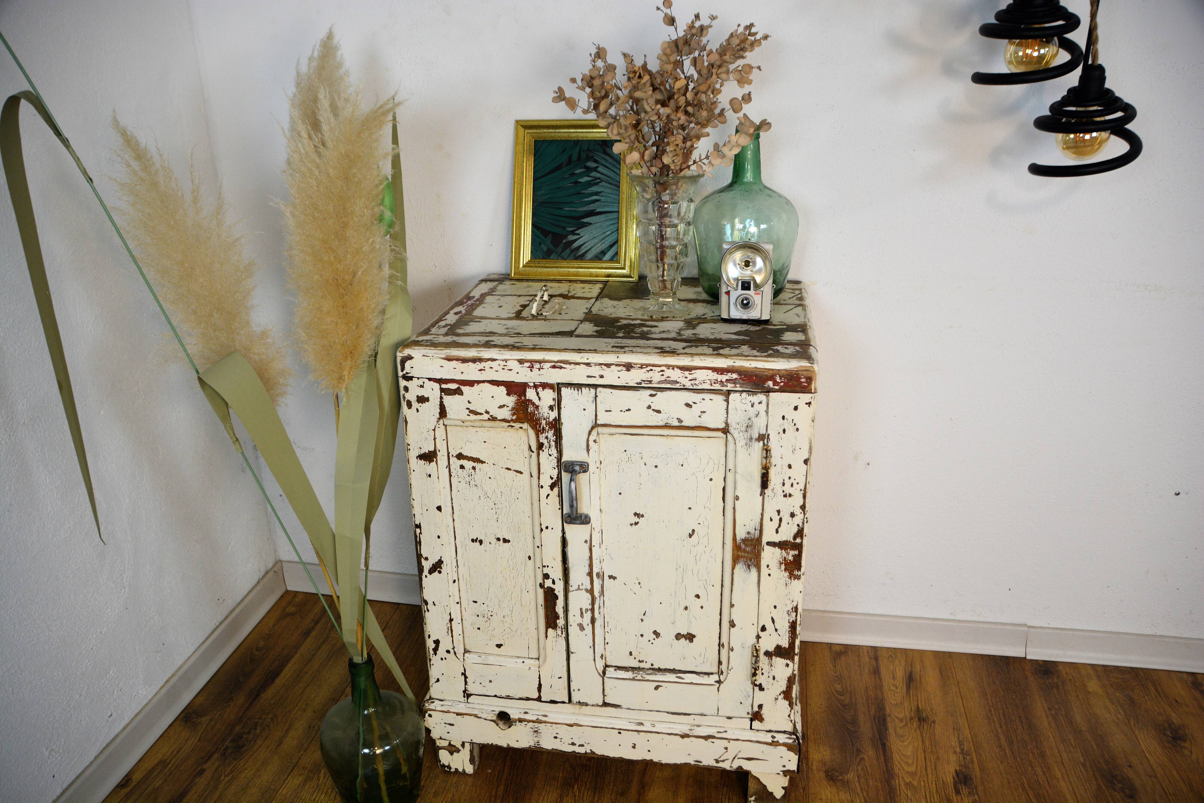 Cooler, patinated vintage Parisian sideboard