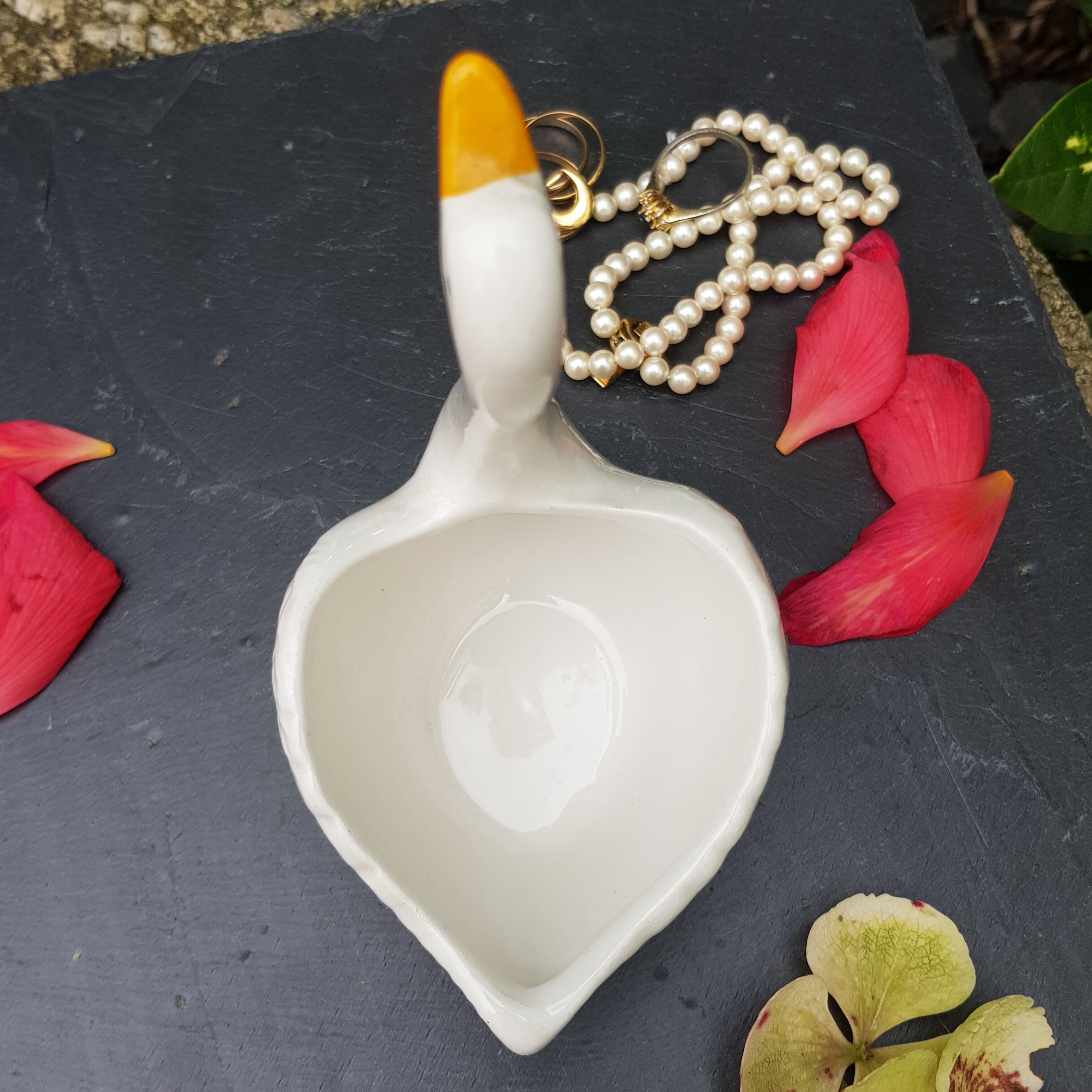 Ceramic ring holder swan
