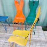 4 chaises colorées en fer