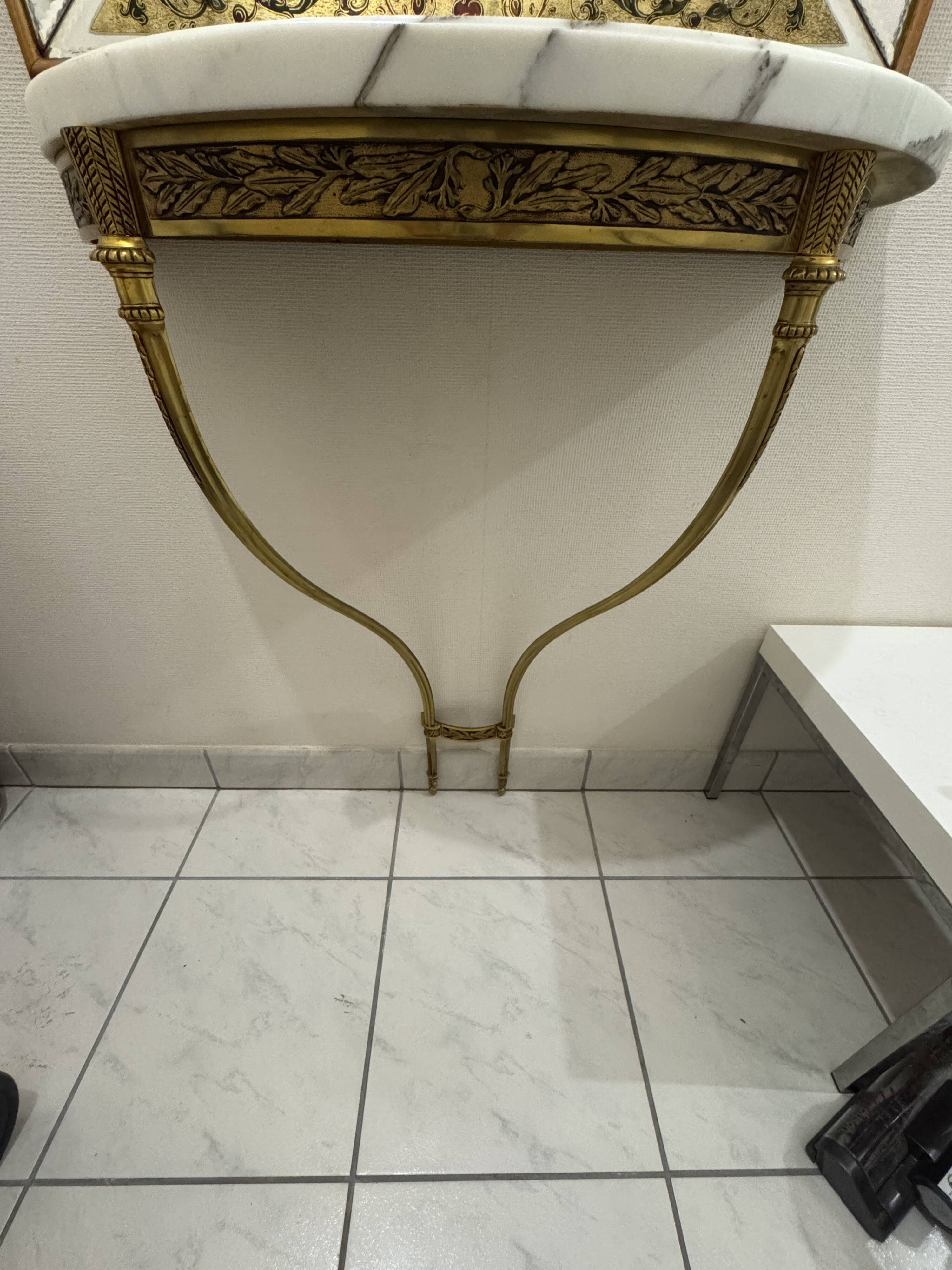 Console en bronze dorée avec plateau en marbre blanc veinée gris