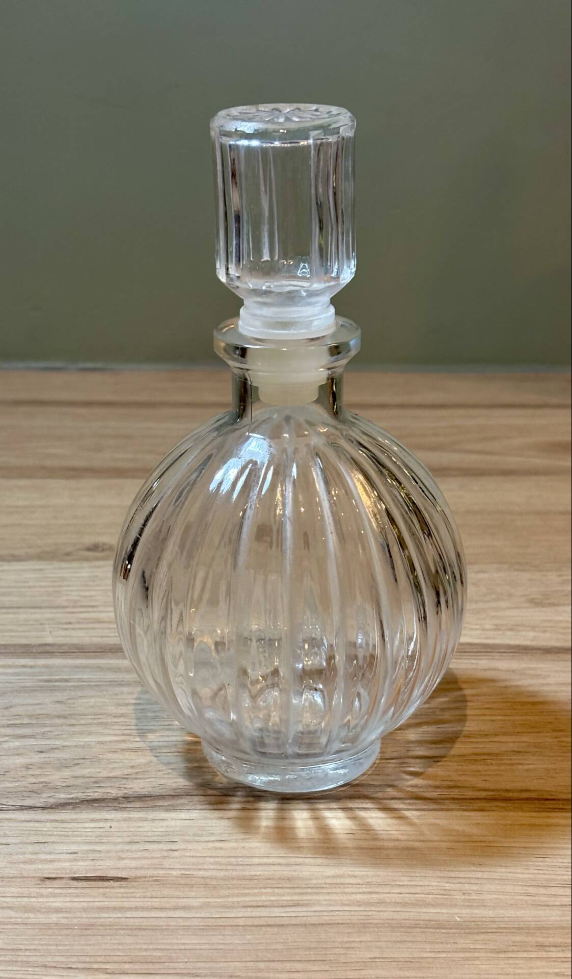 Vintage ribbed glass bottle with stopper – 19 cm
