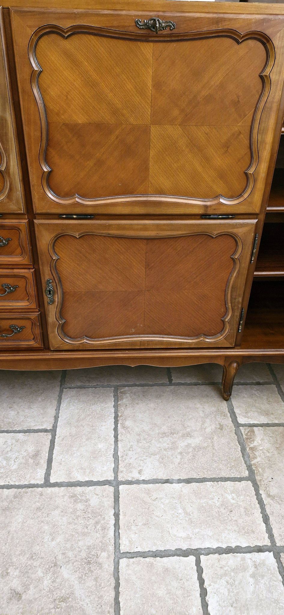 Wooden sideboard with 5 doors and 3 drawers, 2 glass doors.