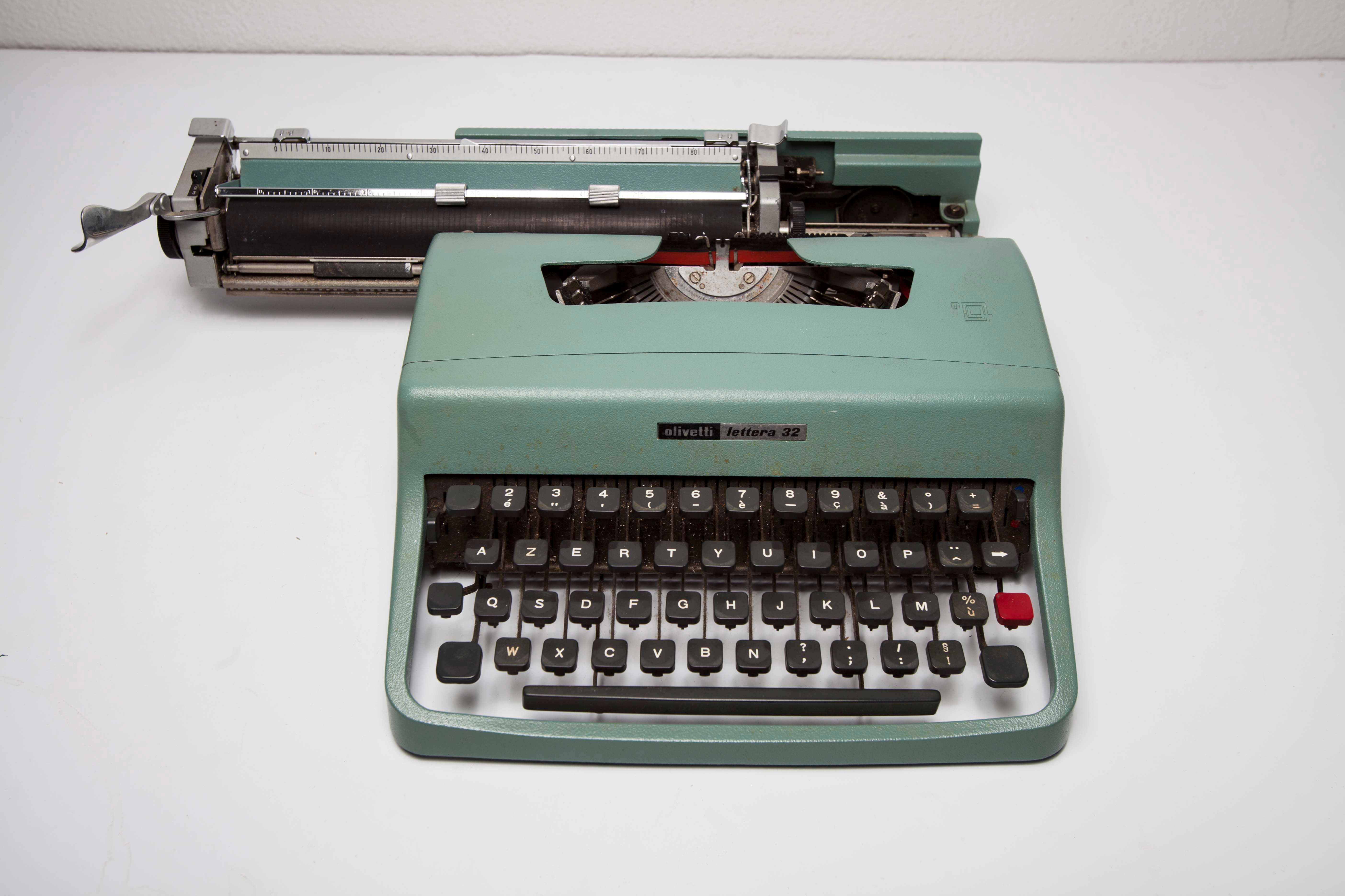Typewriter olivetti lettera 32