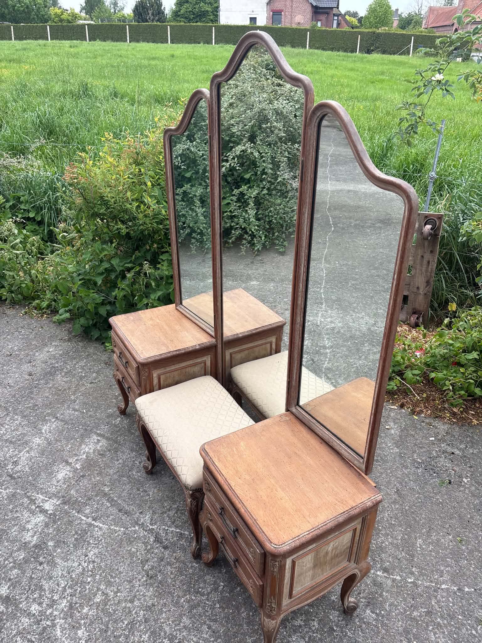 Coiffeuse ancienne de style Louis XV avec miroir triptyque