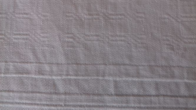 Lot d'un service de table comprenant une nappe et 6 serviettes