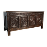 Large English chest from the 17th century in carved oak.