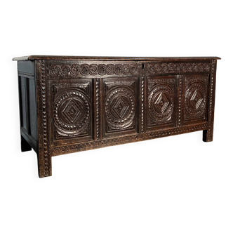 Large English chest from the 17th century in carved oak.