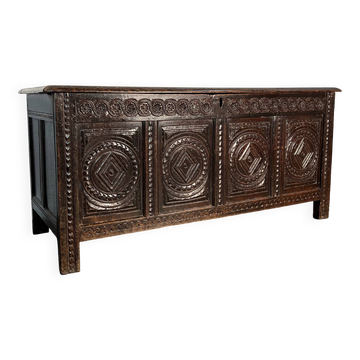 Large English chest from the 17th century in carved oak.