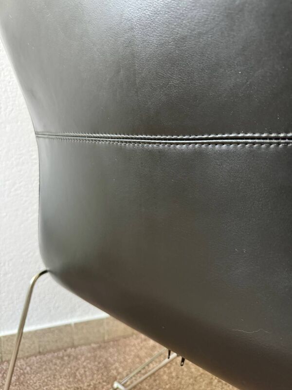 Fauteuils cuir noir design italien années 70 (X2)