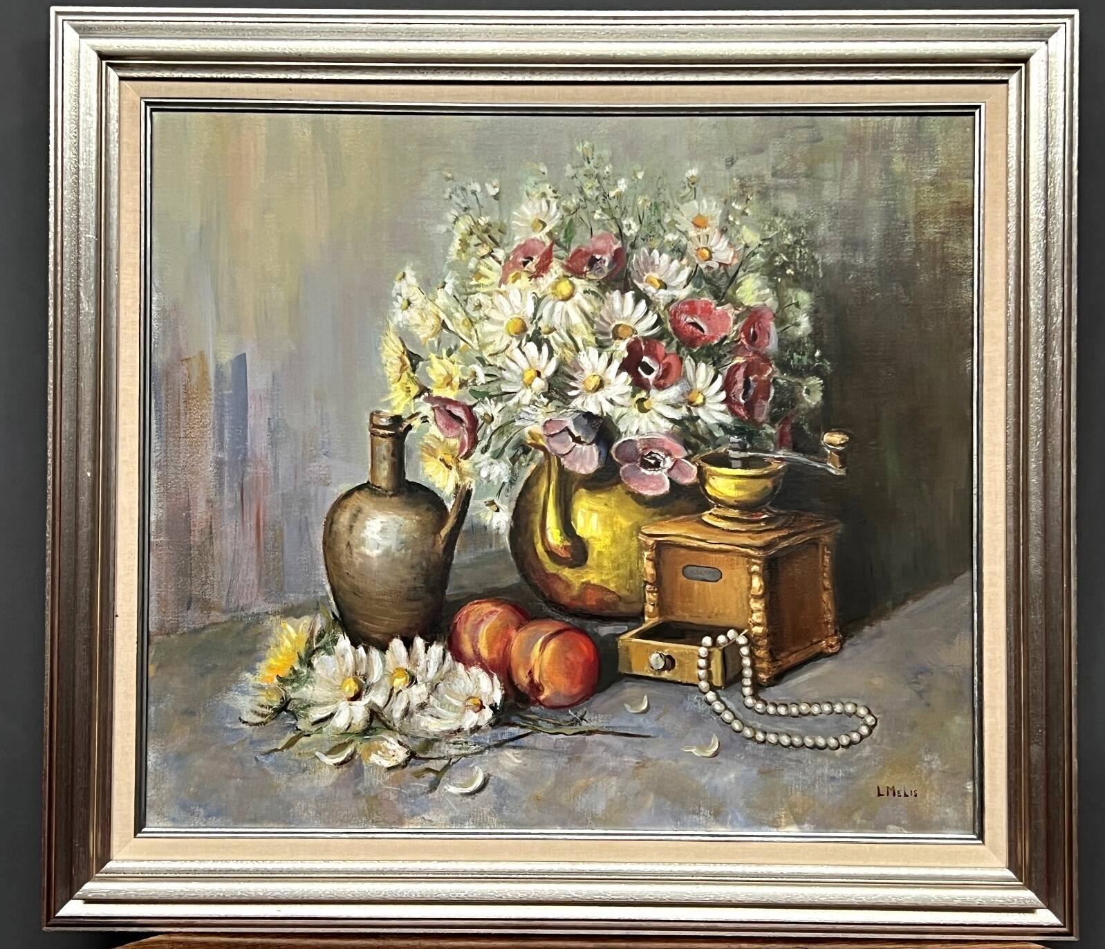 Nature morte aux fleurs et perles signée.