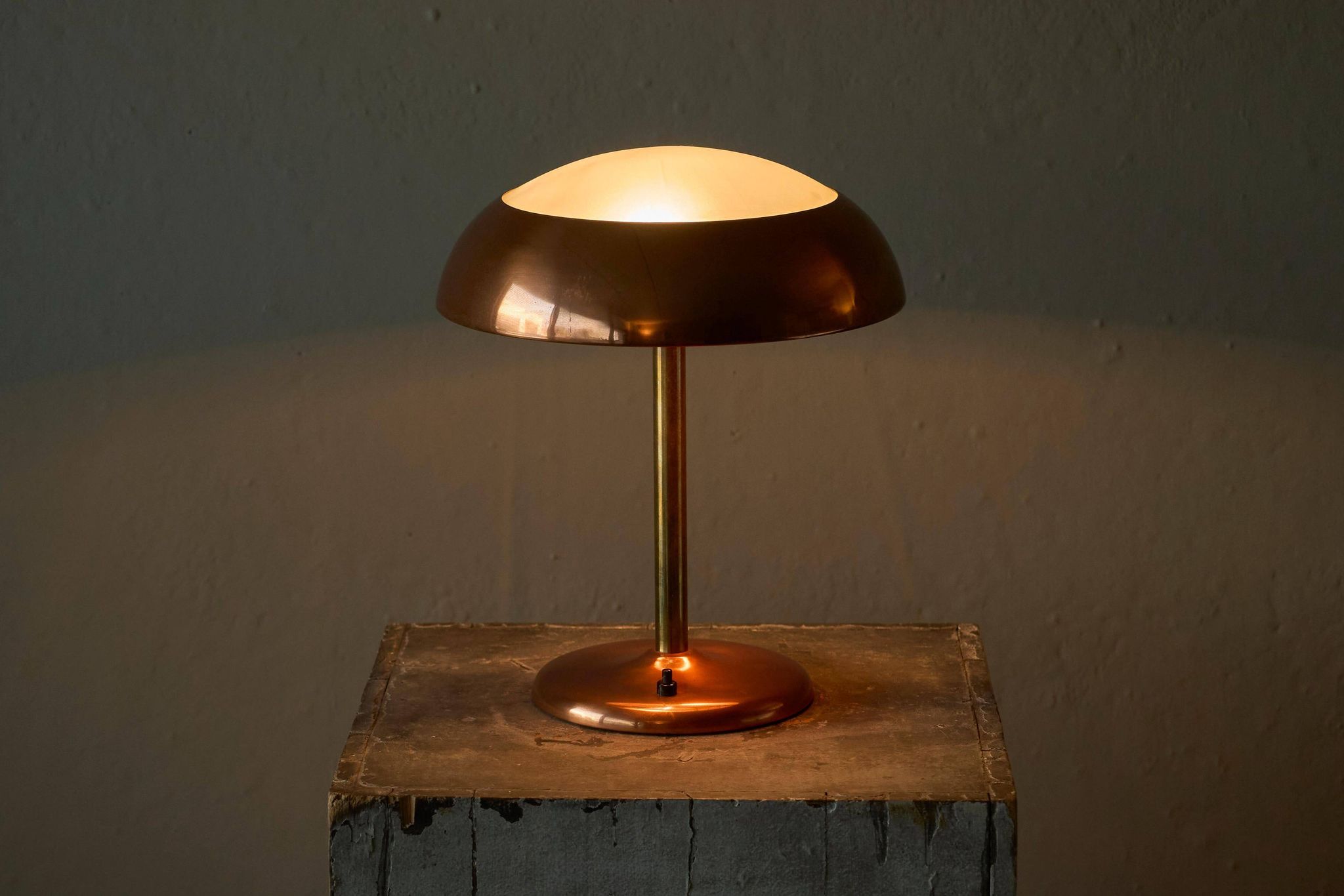 Art Deco table lamp in patinated copper, brass, and satin glass from the 1950s.