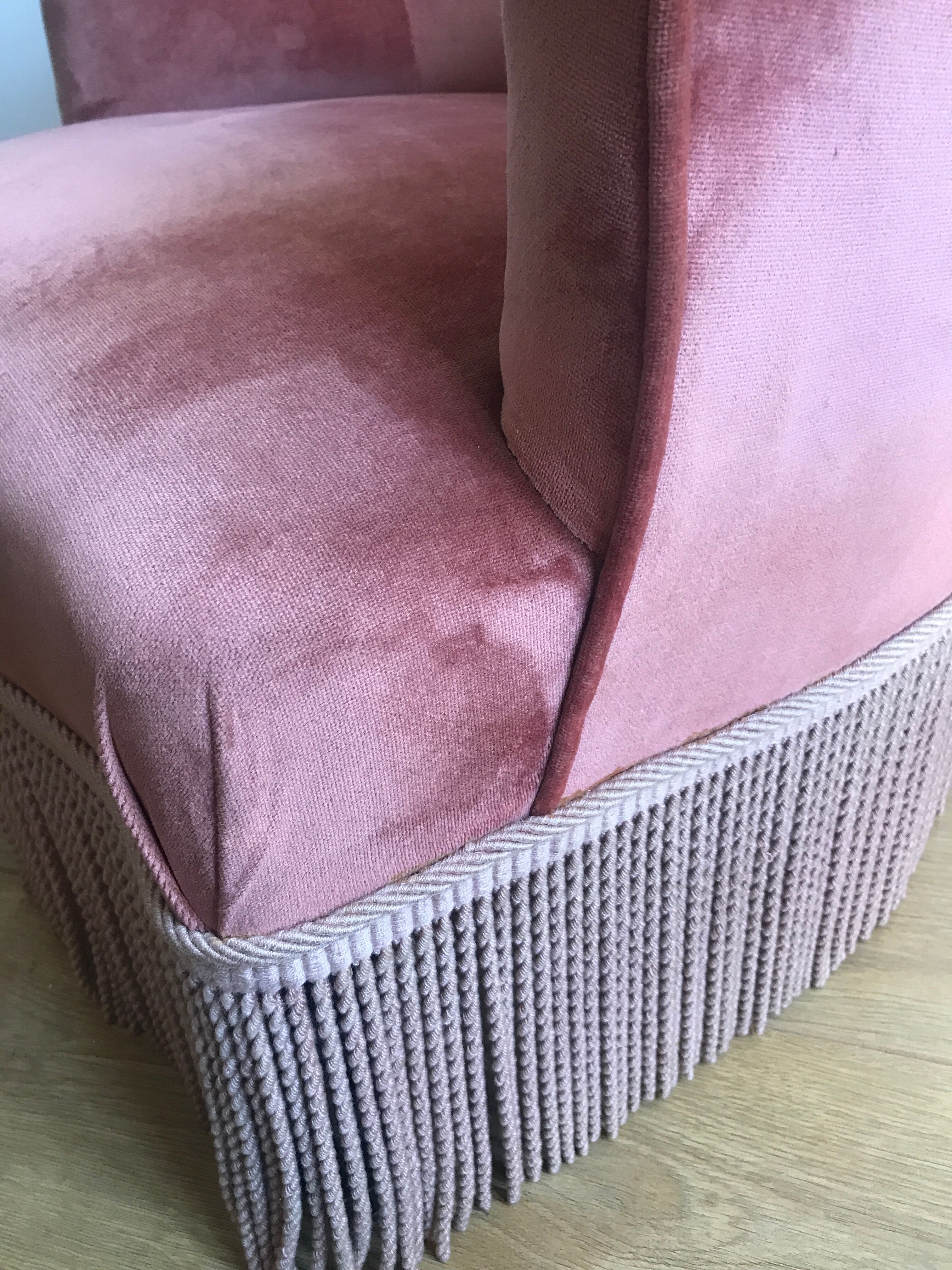 Fauteuil crapaud vintage rose en velours a franges
