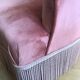 Fauteuil crapaud vintage rose en velours a franges